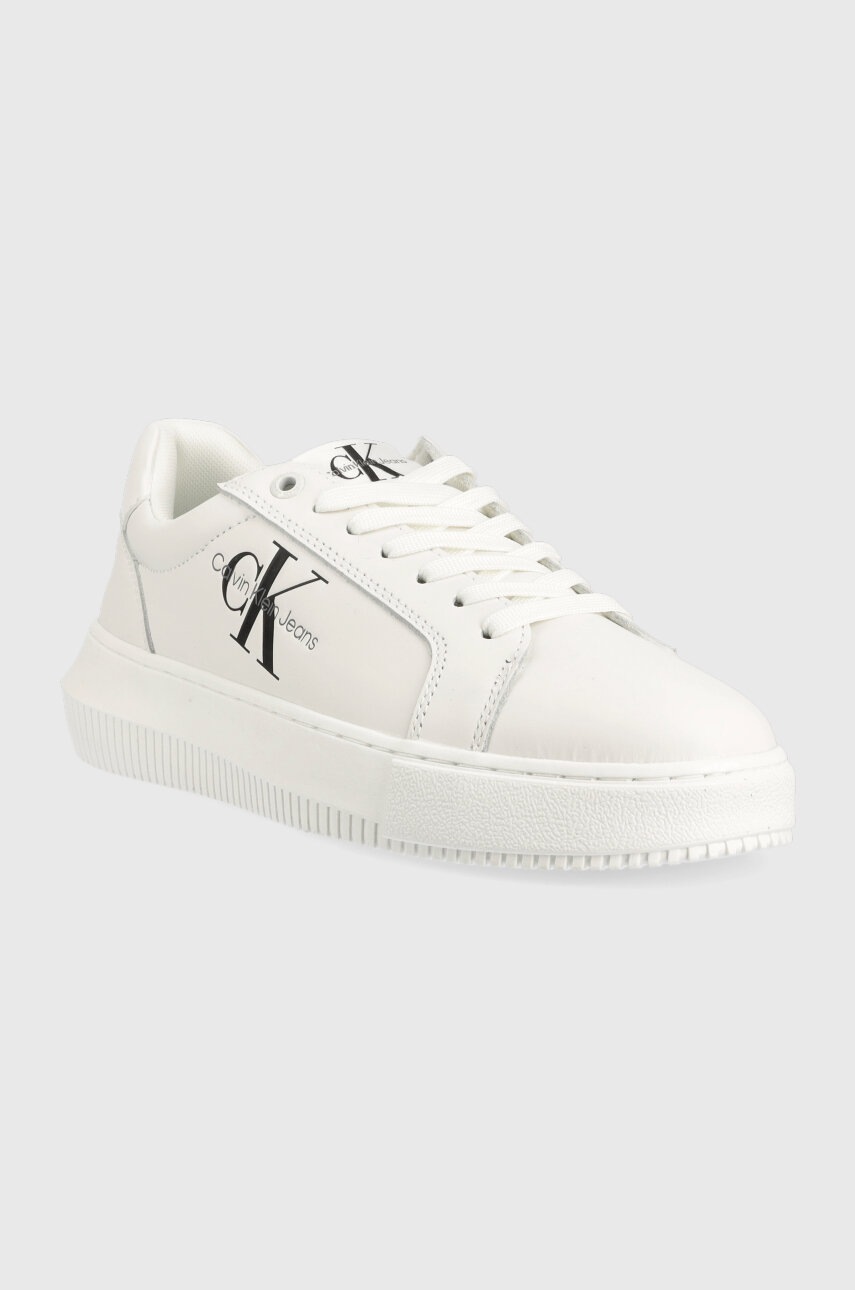 Δερμάτινα αθλητικά παπούτσια Calvin Klein Jeans YW0YW00823 CHUNKY CUPSOLE MONOLOGO W CHUNKY CUPSOLE MONO LTH WN χρώμα: άσπρο F30 YW0YW00823 φωτογραφία