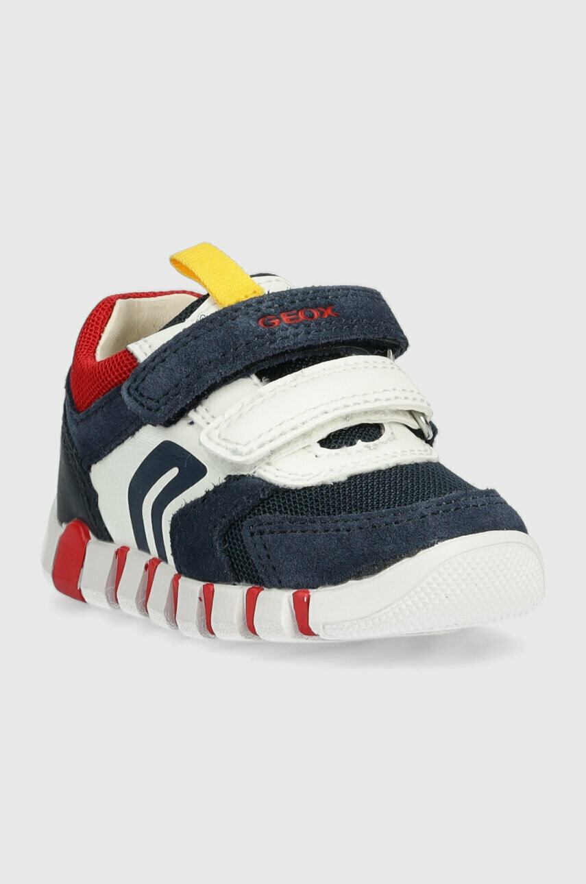 Детские полуботинки Geox цвет красный