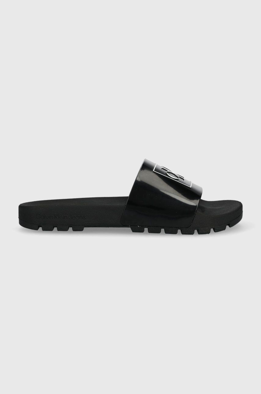 Pantofle Calvin Klein Jeans YM0YM00591 TRUCK SLIDE MONOGRAM RUBBER M pánské, černá barva - černá - 