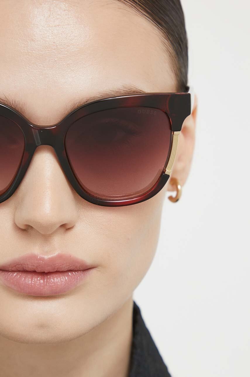 

Слънчеви очила Guess в кафяво, Кафяв