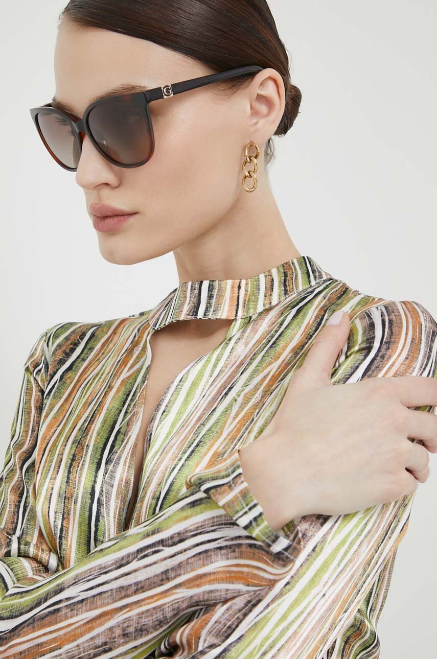 

Слънчеви очила Guess в кафяво, Кафяв