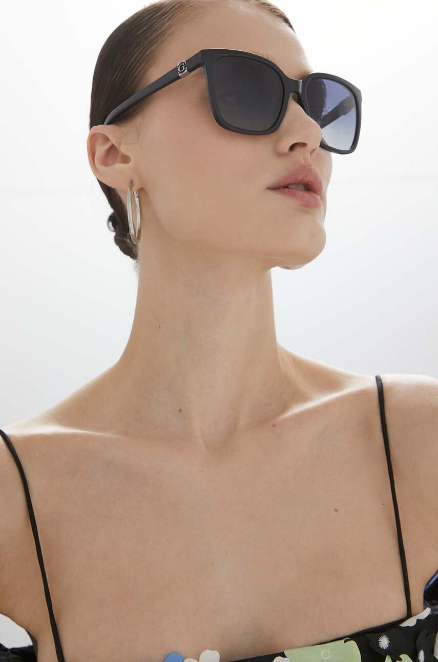 

Слънчеви очила Guess в черно, Черен