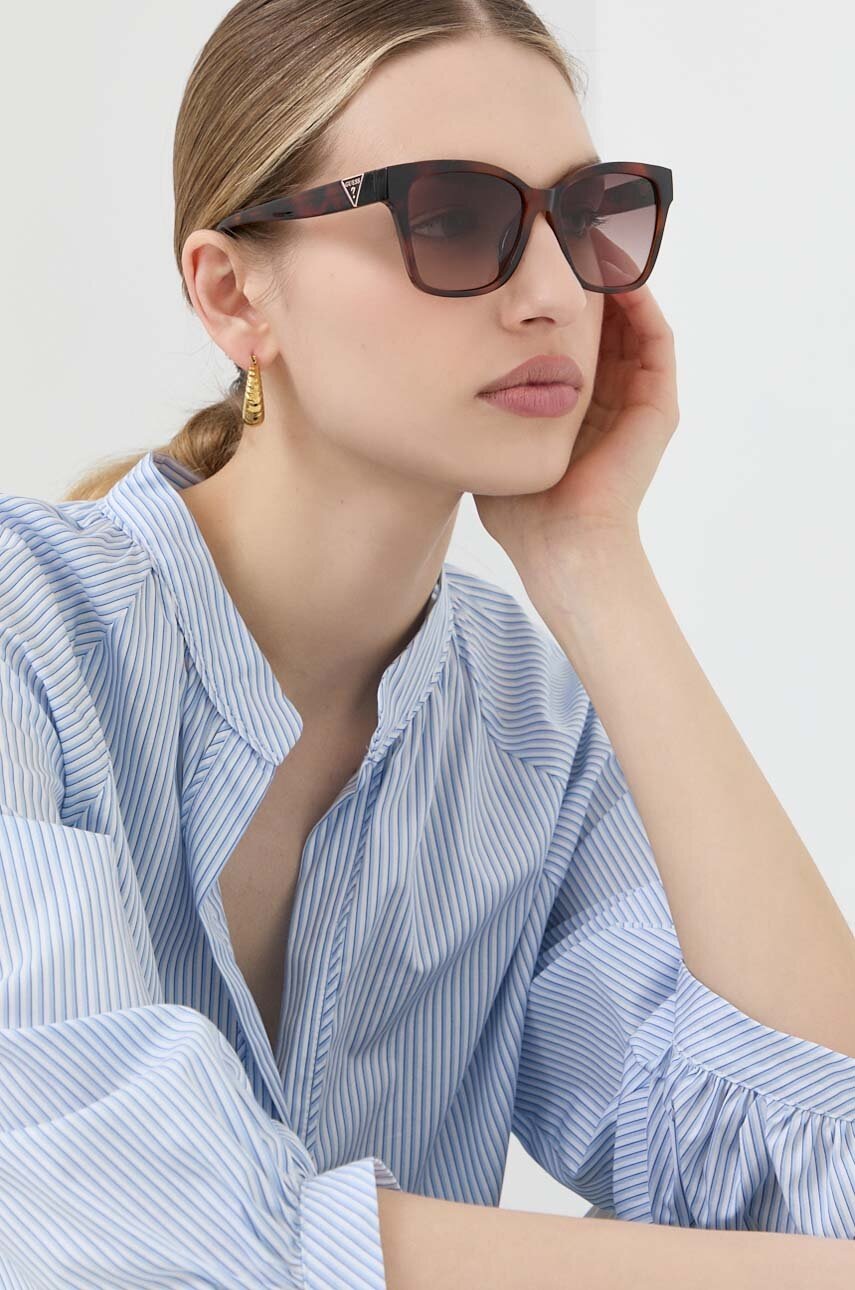 

Слънчеви очила Guess в кафяво, Кафяв
