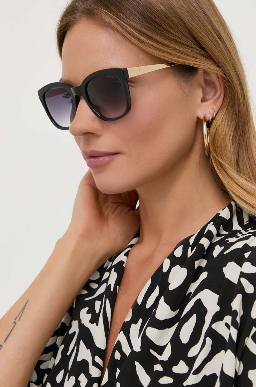 

Слънчеви очила Guess в черно, Черен