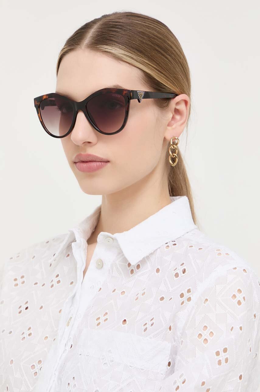 

Слънчеви очила Guess в кафяво, Кафяв