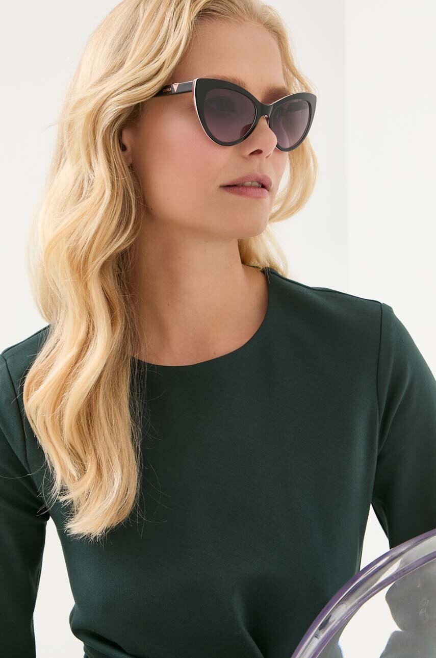 

Слънчеви очила Guess в черно, Черен