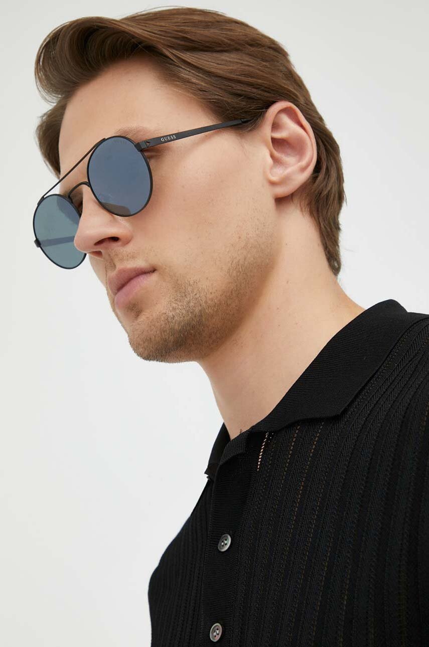 

Слънчеви очила Guess в черно, Черен