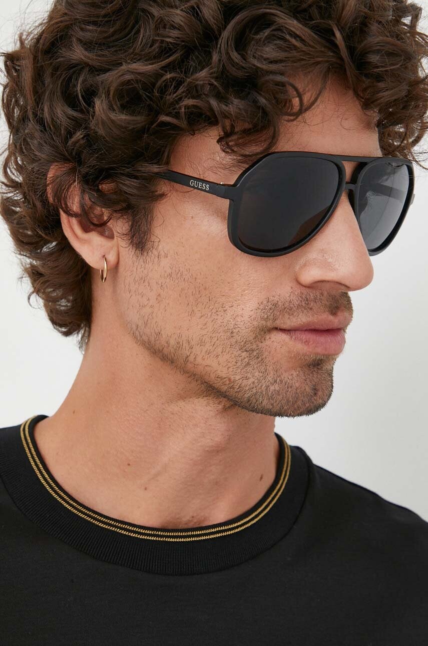 

Солнцезащитные очки Guess мужские цвет чёрный