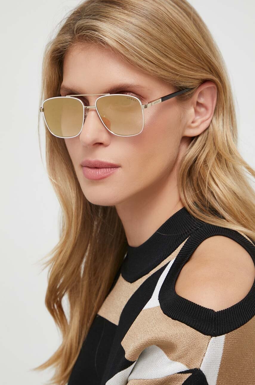 

Солнцезащитные очки Guess цвет золотой
