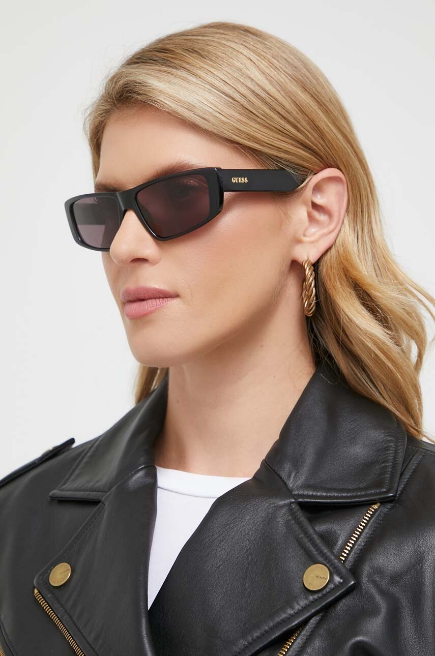 

Слънчеви очила Guess в черно, Черен