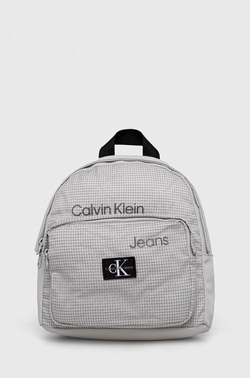 

Детска раница Calvin Klein Jeans в сиво малък размер с десен, Сив