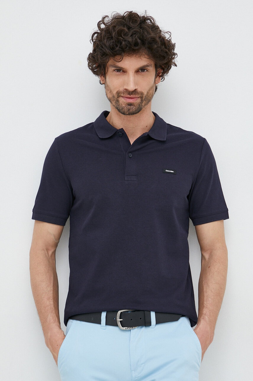 

Тениска с яка Calvin Klein в тъмносиньо с изчистен дизайн K10K111196, Тъмносин