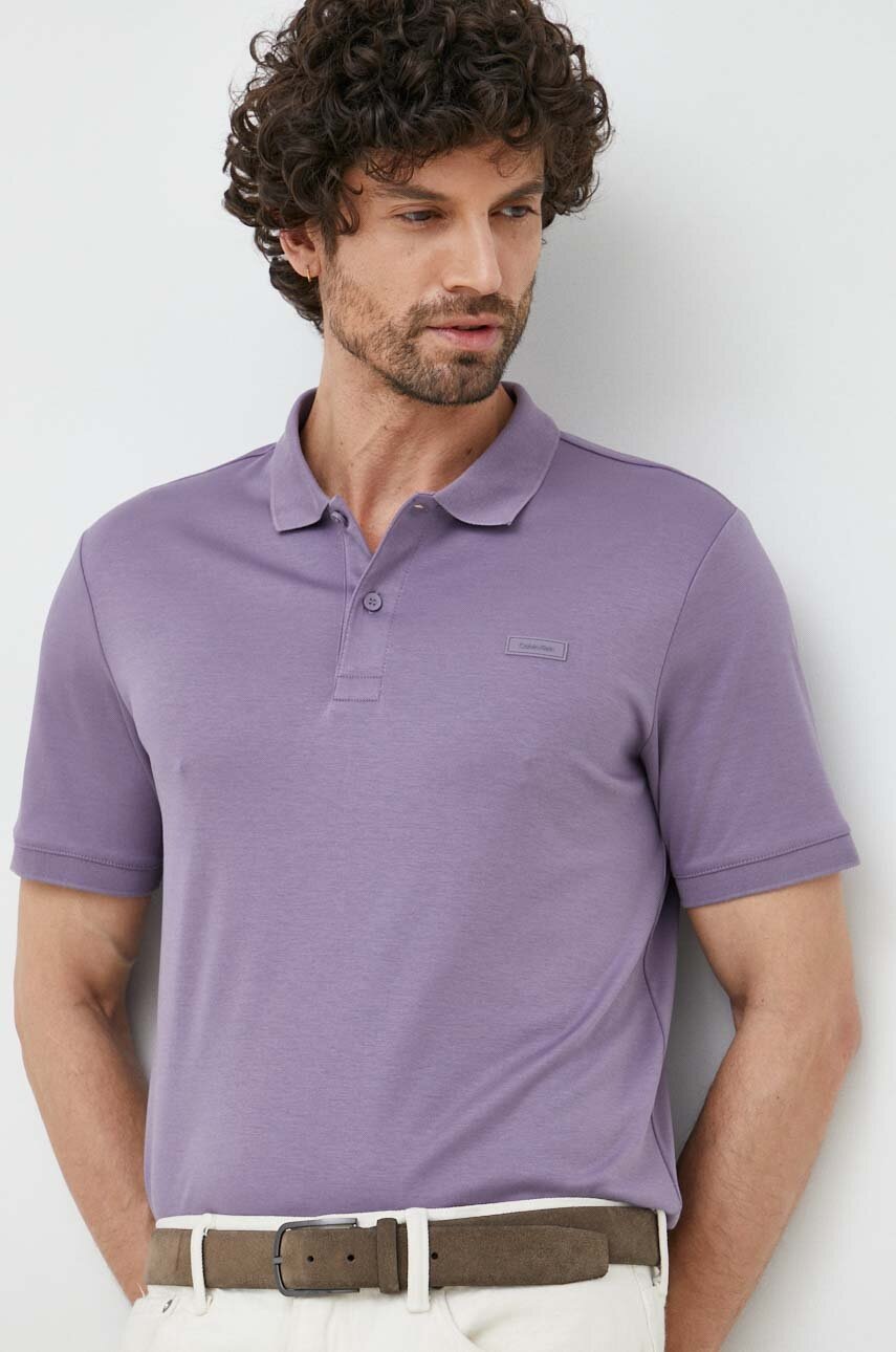

Памучна тениска с яка Calvin Klein в лилаво с изчистен дизайн K10K111657, Виолетов