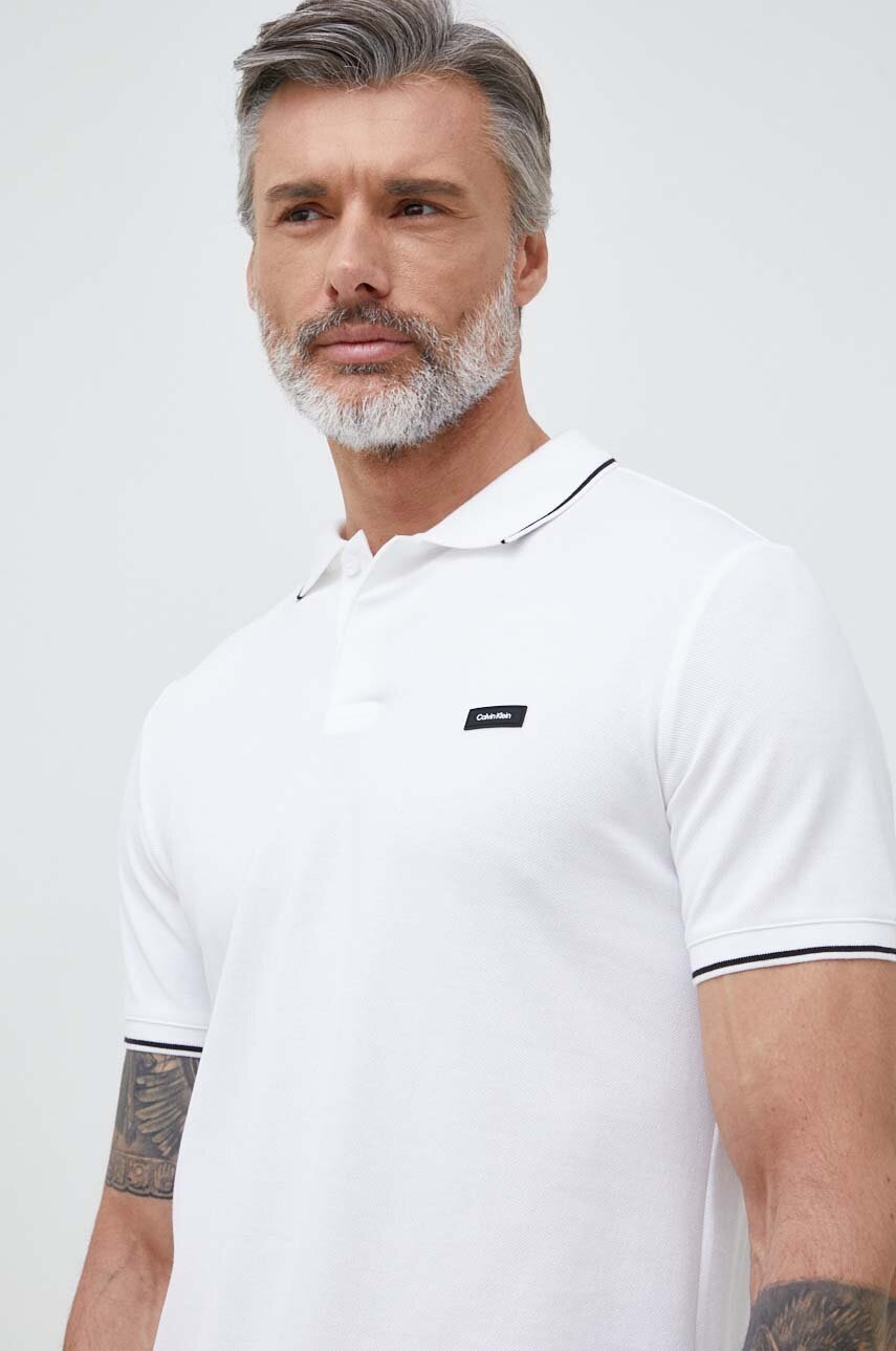 

Тениска с яка Calvin Klein в бяло с изчистен дизайн, Бял