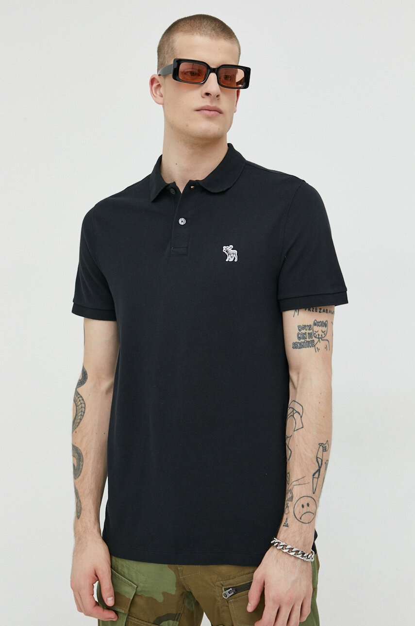 

Тениска с яка Abercrombie & Fitch в черно с апликация, Черен
