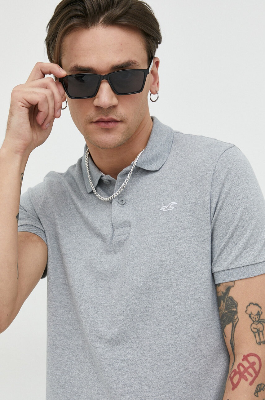 

Тениска с яка Hollister Co. в сиво с изчистен дизайн, Сив