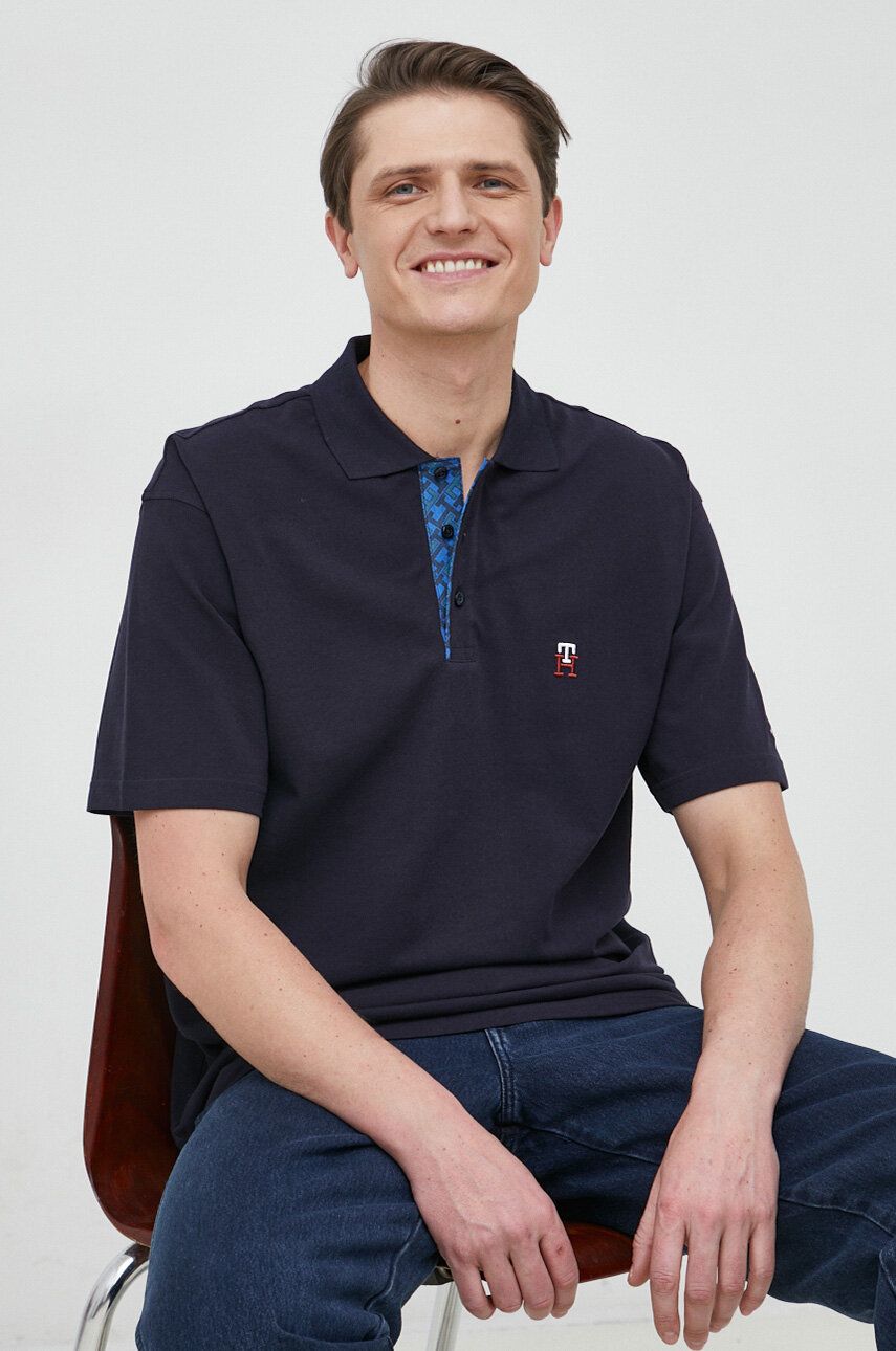 Bavlněné polo tričko Tommy Hilfiger tmavomodrá barva, s aplikací - námořnická modř -  100 % Bav