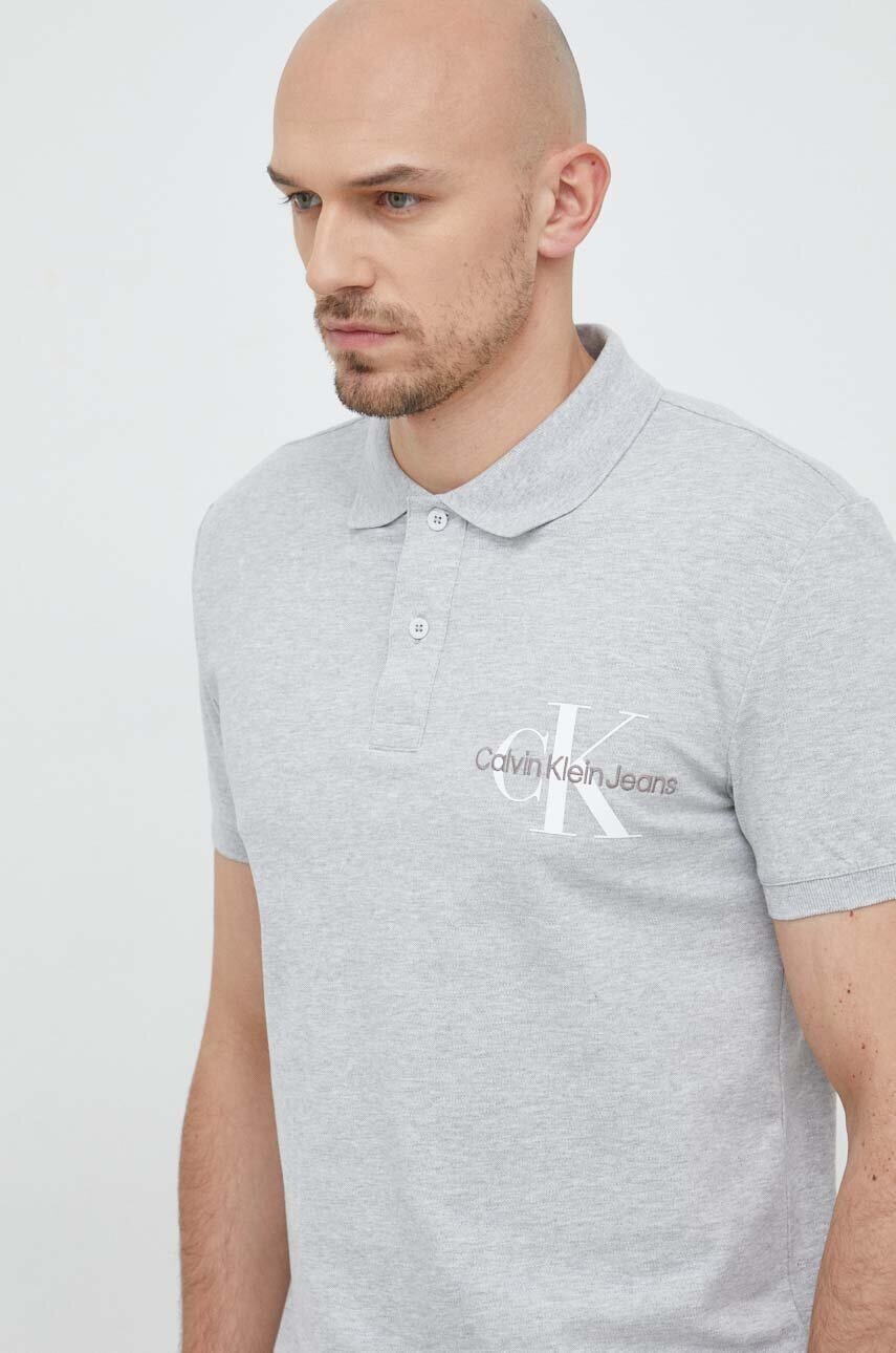 

Тениска с яка Calvin Klein Jeans в сиво с принт, Сив
