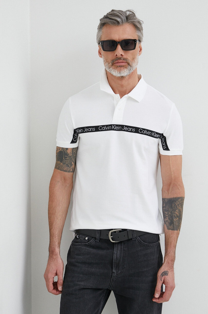 

Тениска с яка Calvin Klein Jeans в бяло с апликация, Бял