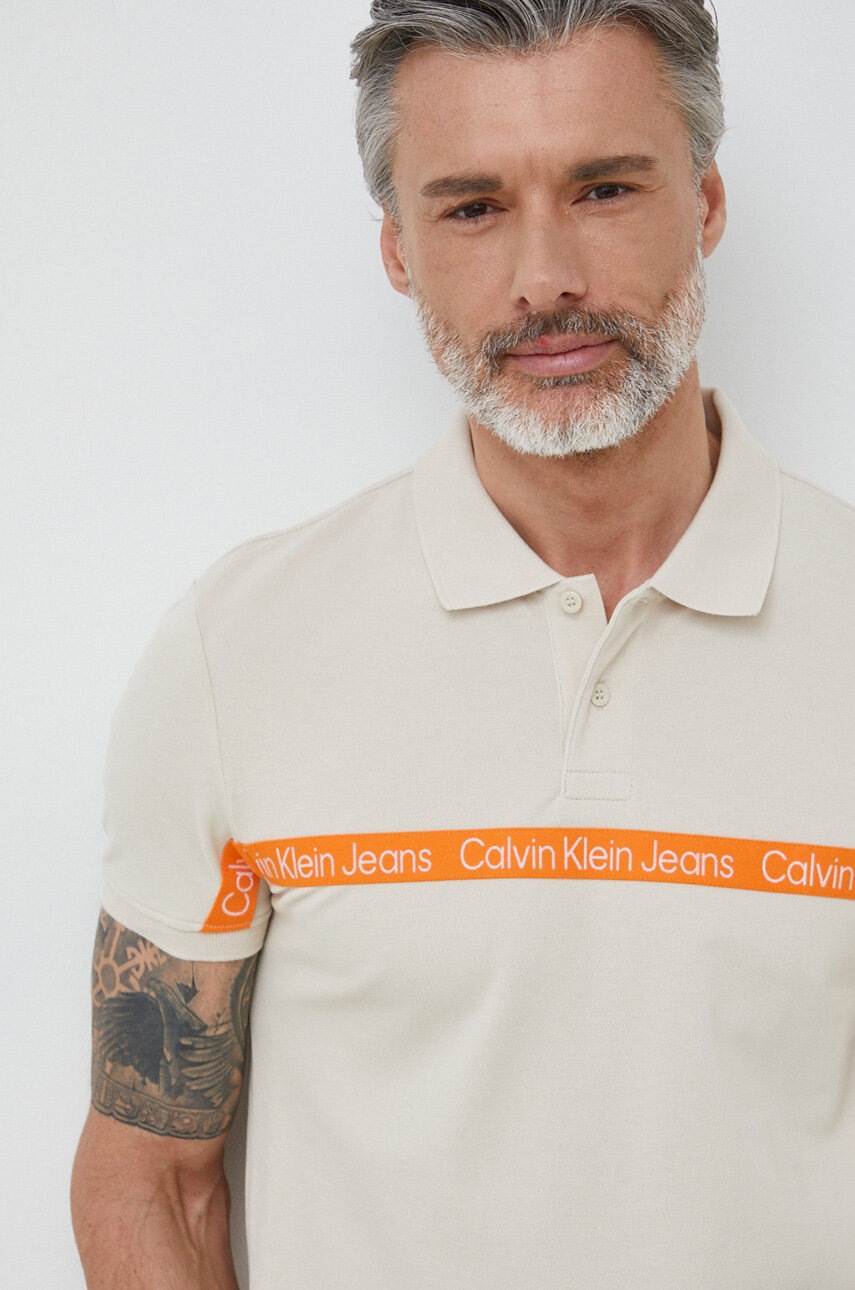 

Тениска с яка Calvin Klein Jeans в бежово с апликация, Бежов