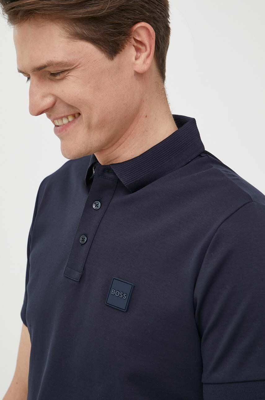 Bavlněné polo tričko BOSS tmavomodrá barva - námořnická modř -  Hlavní materiál: 100 % Bavlna
