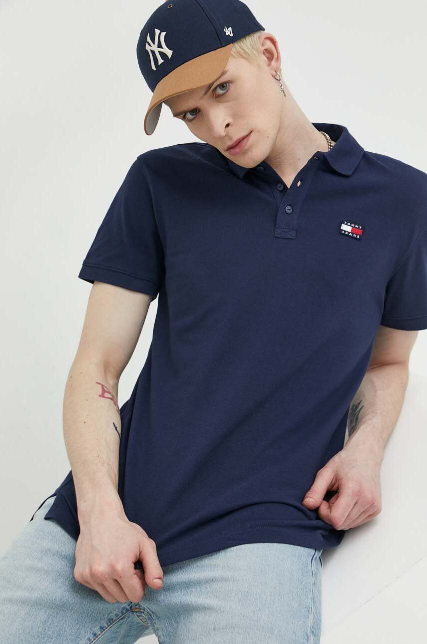 Bavlněné polo tričko Tommy Jeans tmavomodrá barva, s aplikací - námořnická modř -  100 % Bavlna