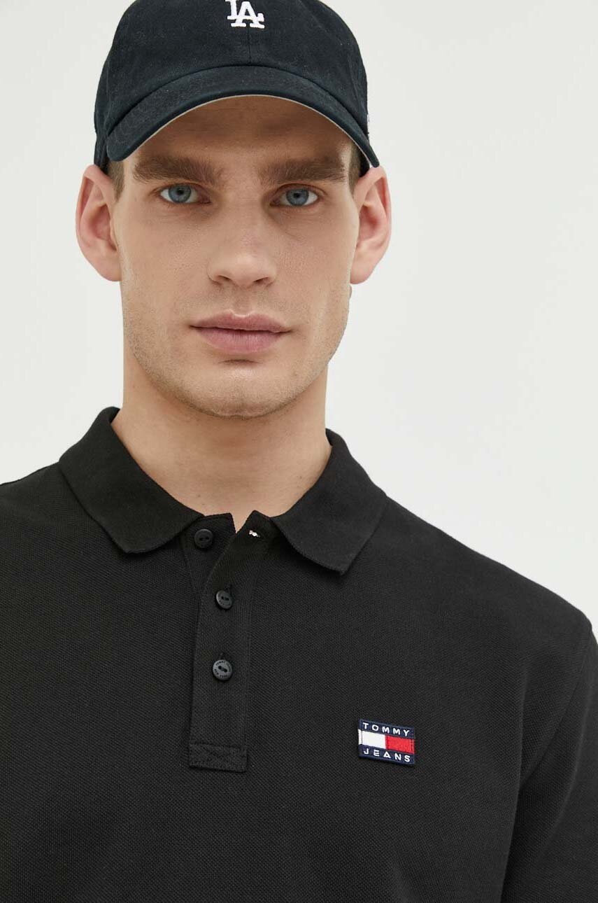

Памучна тениска с яка Tommy Jeans в черно с апликация, Черен