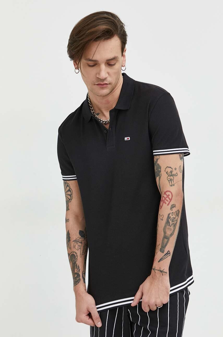 

Хлопковое поло Tommy Jeans цвет чёрный с аппликацией