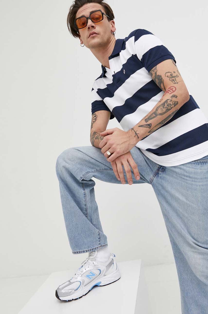 

Тениска с яка Tommy Jeans в тъмносиньо с десен, Тъмносин
