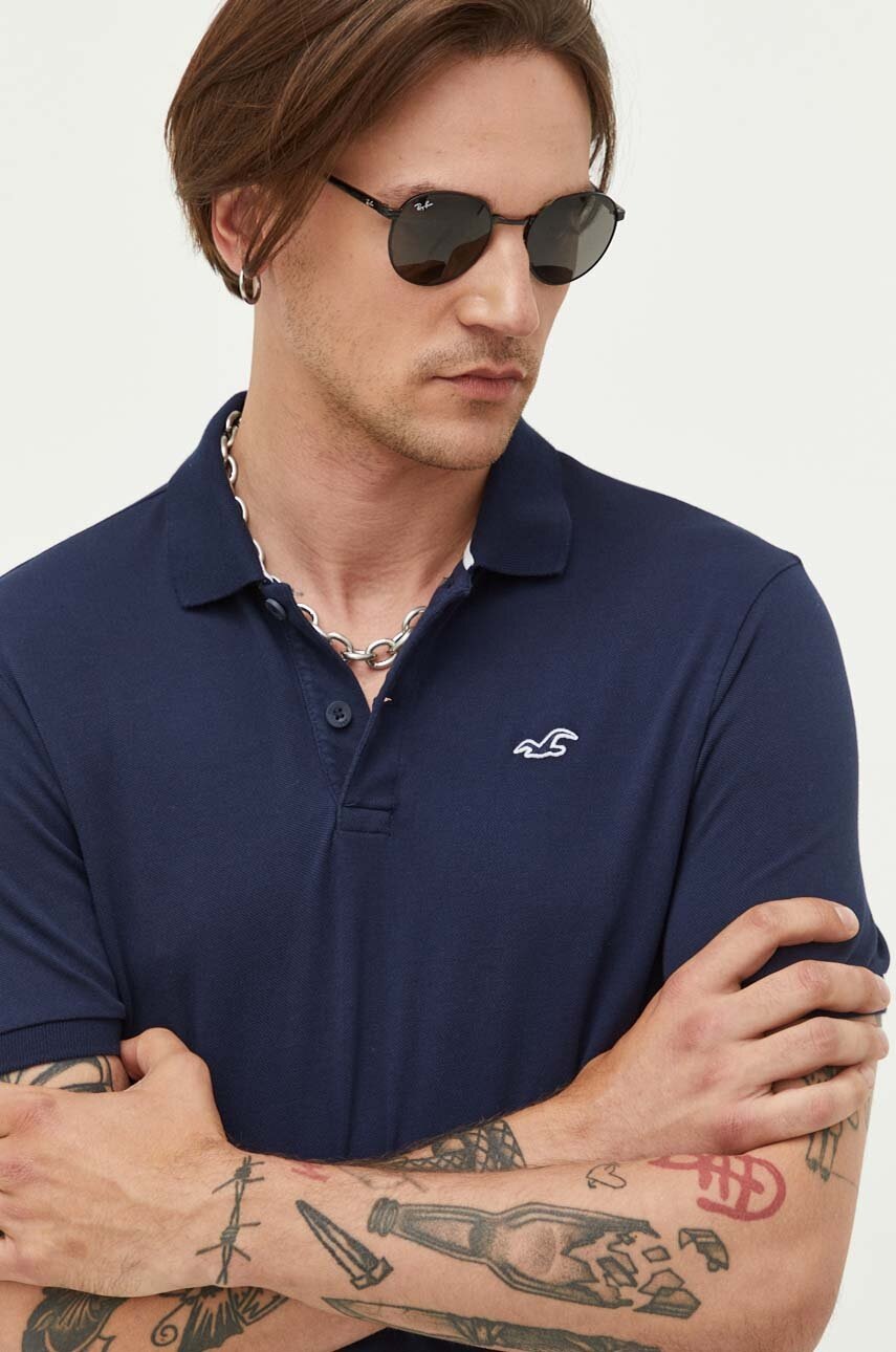 

Тениска с яка Hollister Co. в тъмносиньо с изчистен дизайн, Тъмносин