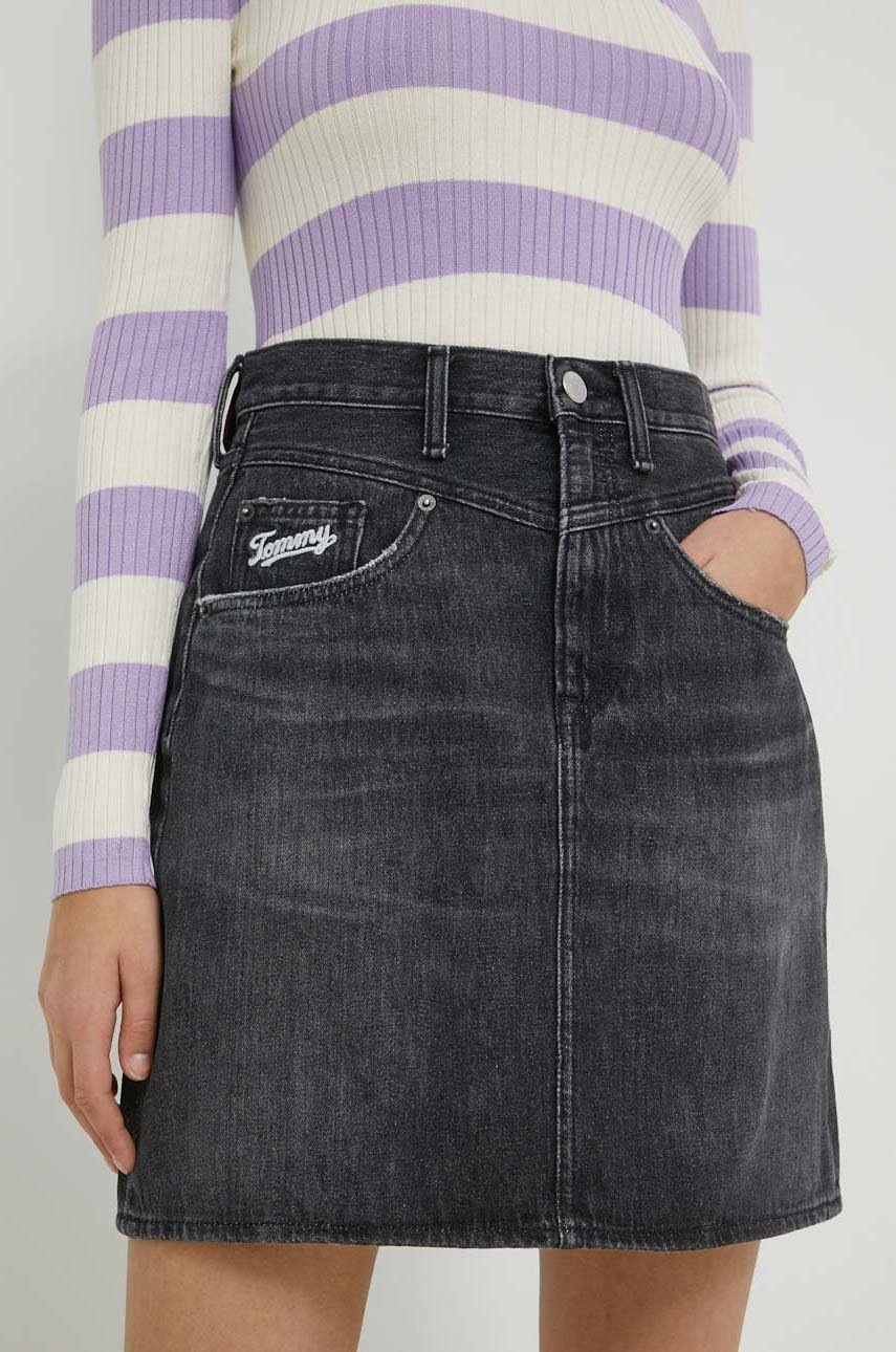

Джинсовая юбка Tommy Jeans цвет чёрный mini расклешённая