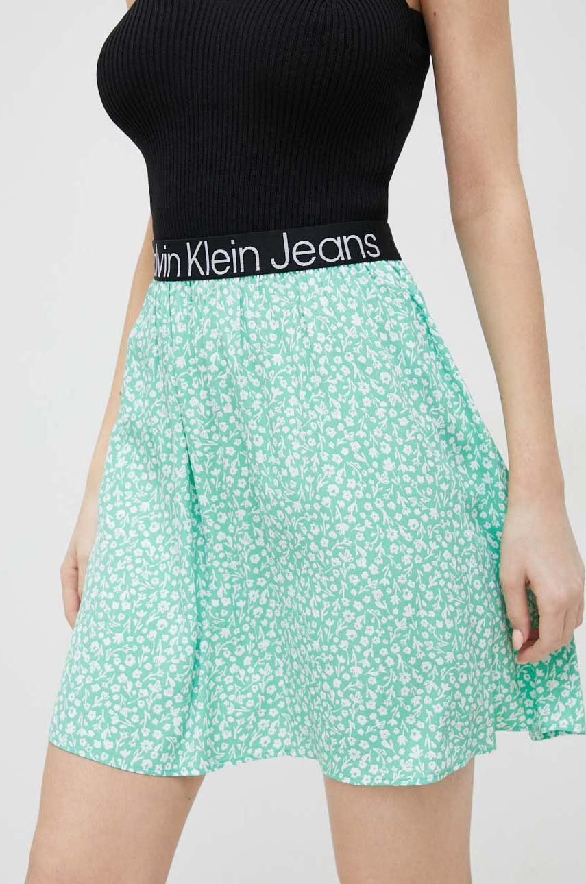 Levně Sukně Calvin Klein Jeans zelená barva, mini, áčková