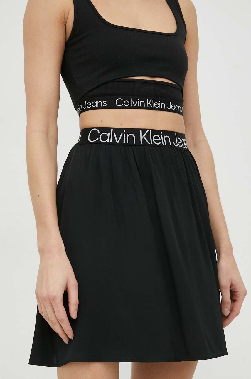 

Пола Calvin Klein Jeans в черно къс модел разкроен модел, Черен