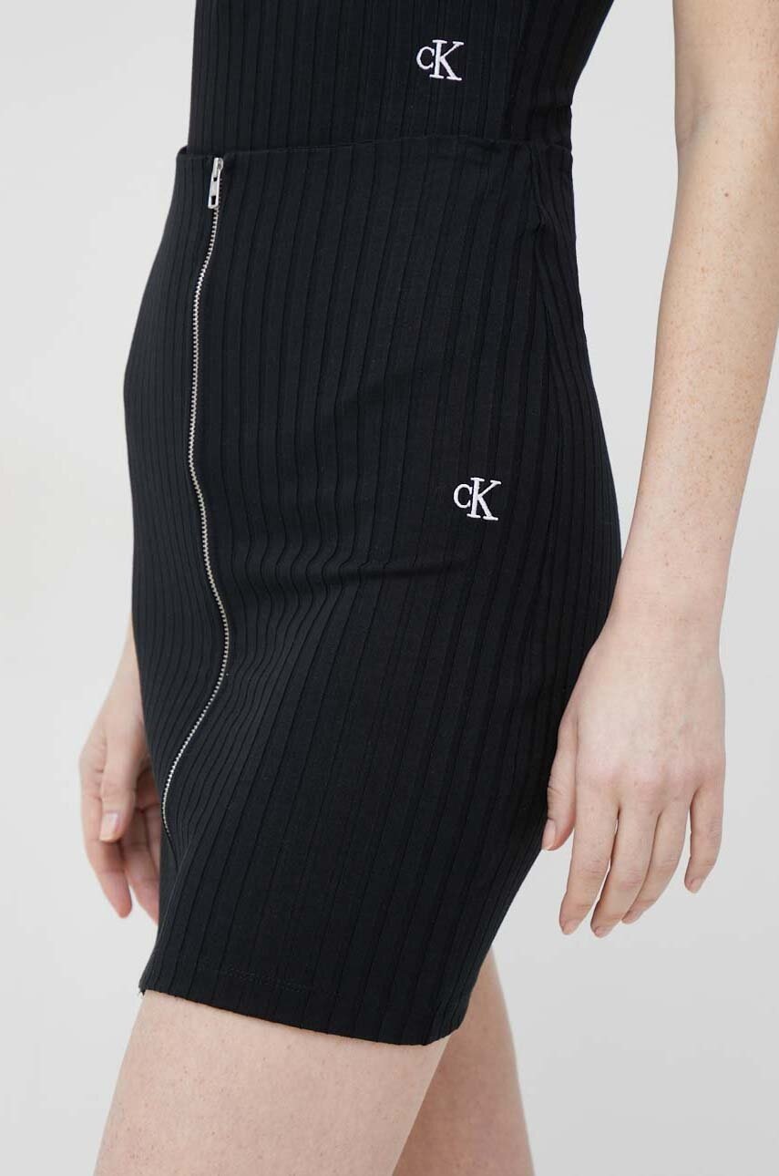 

Пола Calvin Klein Jeans в черно къс модел с кройка тип молив, Черен