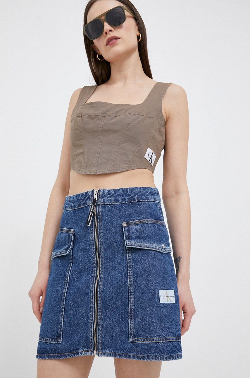 

Дънкова пола Calvin Klein Jeans в синьо къс модел разкроен модел, Син