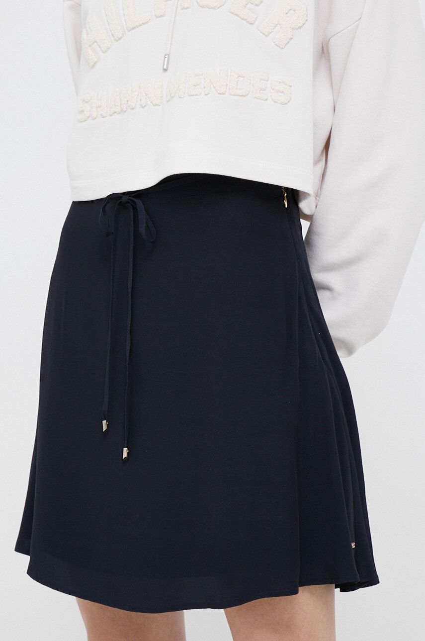 Sukně Tommy Hilfiger tmavomodrá barva, mini, áčková - námořnická modř -  100 % Viskóza