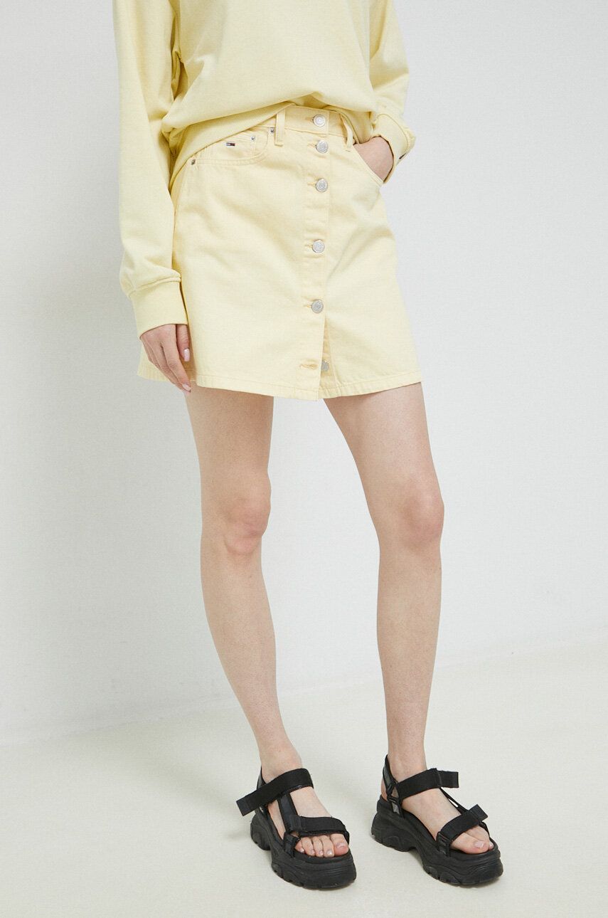Levně Džínová sukně Tommy Jeans žlutá barva, mini, áčková
