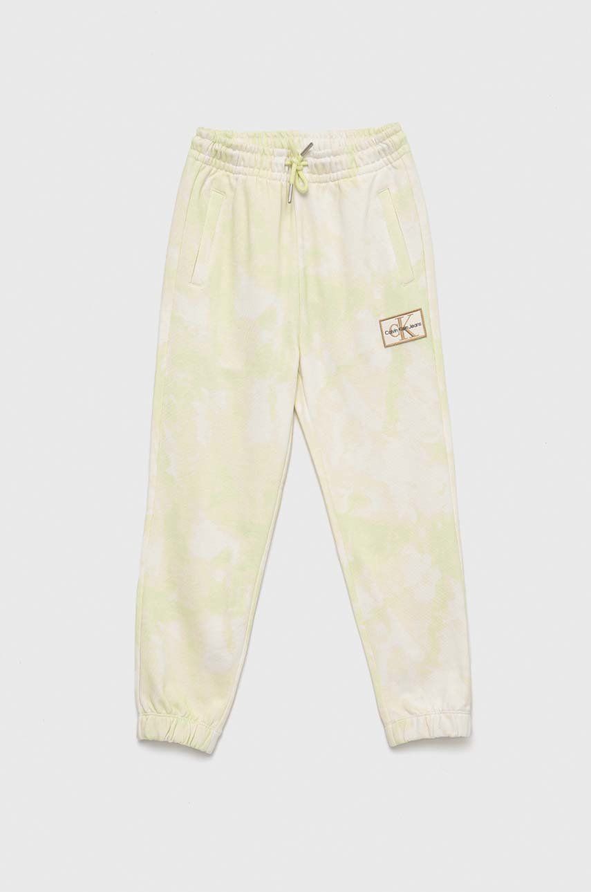 Dětské bavlněné tepláky Calvin Klein Jeans zelená barva - zelená -  100% Bavlna