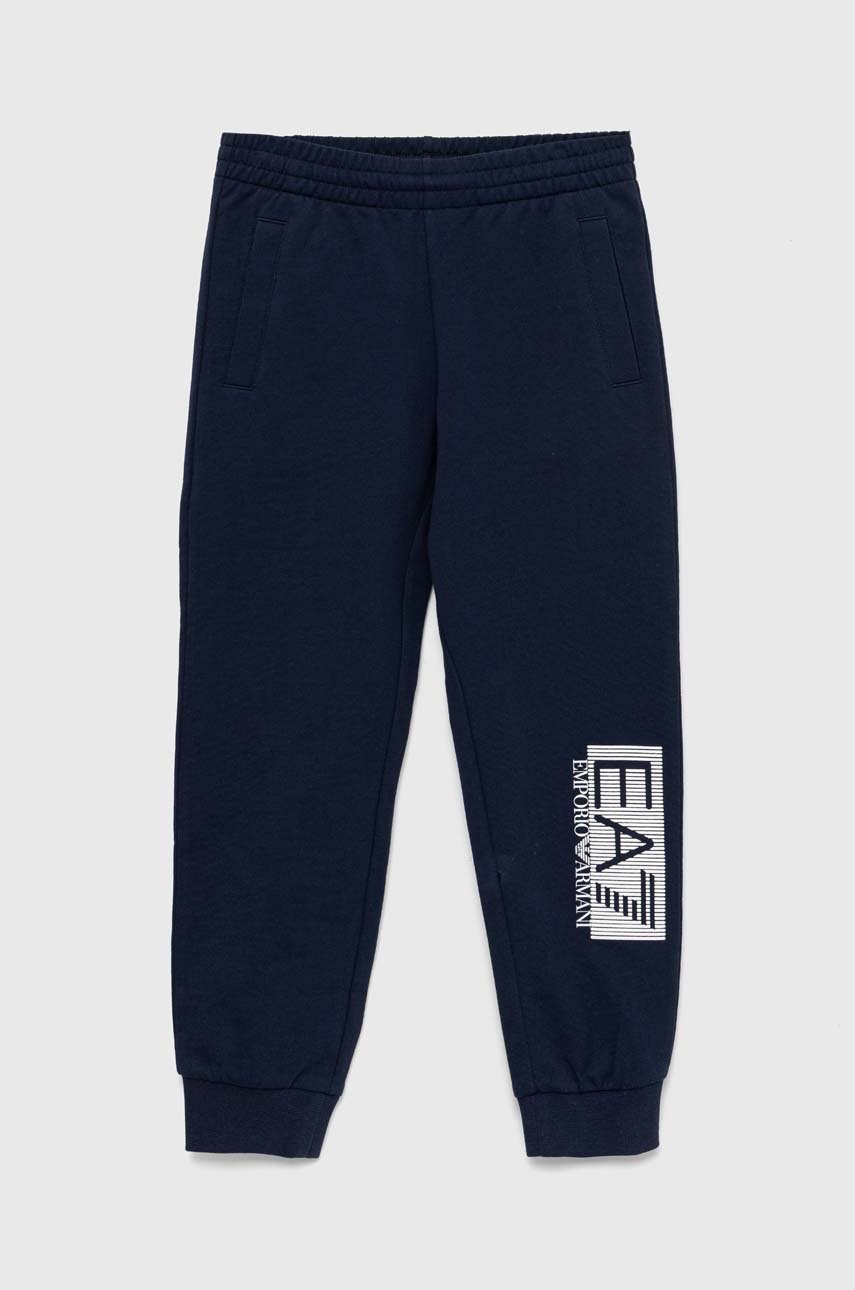 

Детски памучен спортен панталон EA7 Emporio Armani в тъмносиньо с принт, Тъмносин
