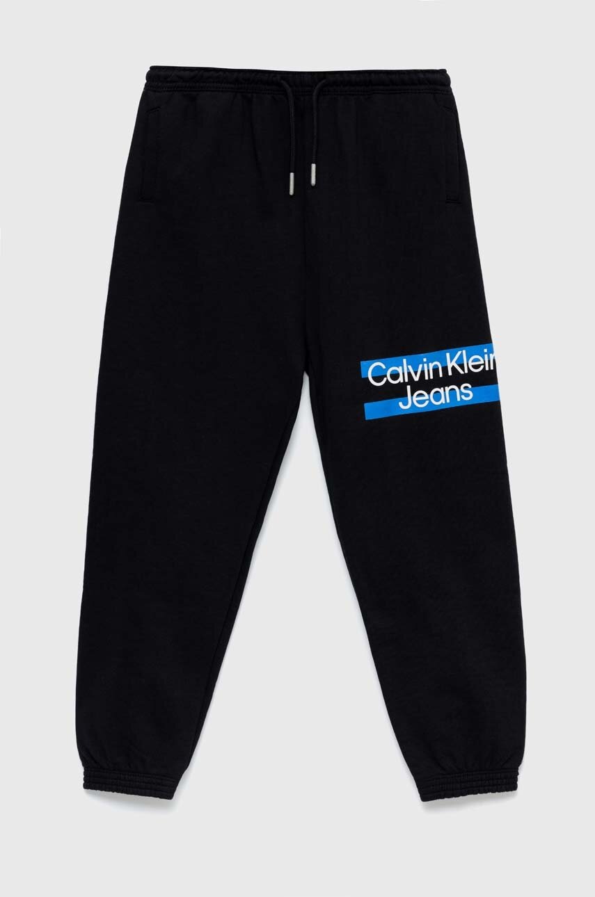 

Детски памучен спортен панталон Calvin Klein Jeans в черно с принт, Черен