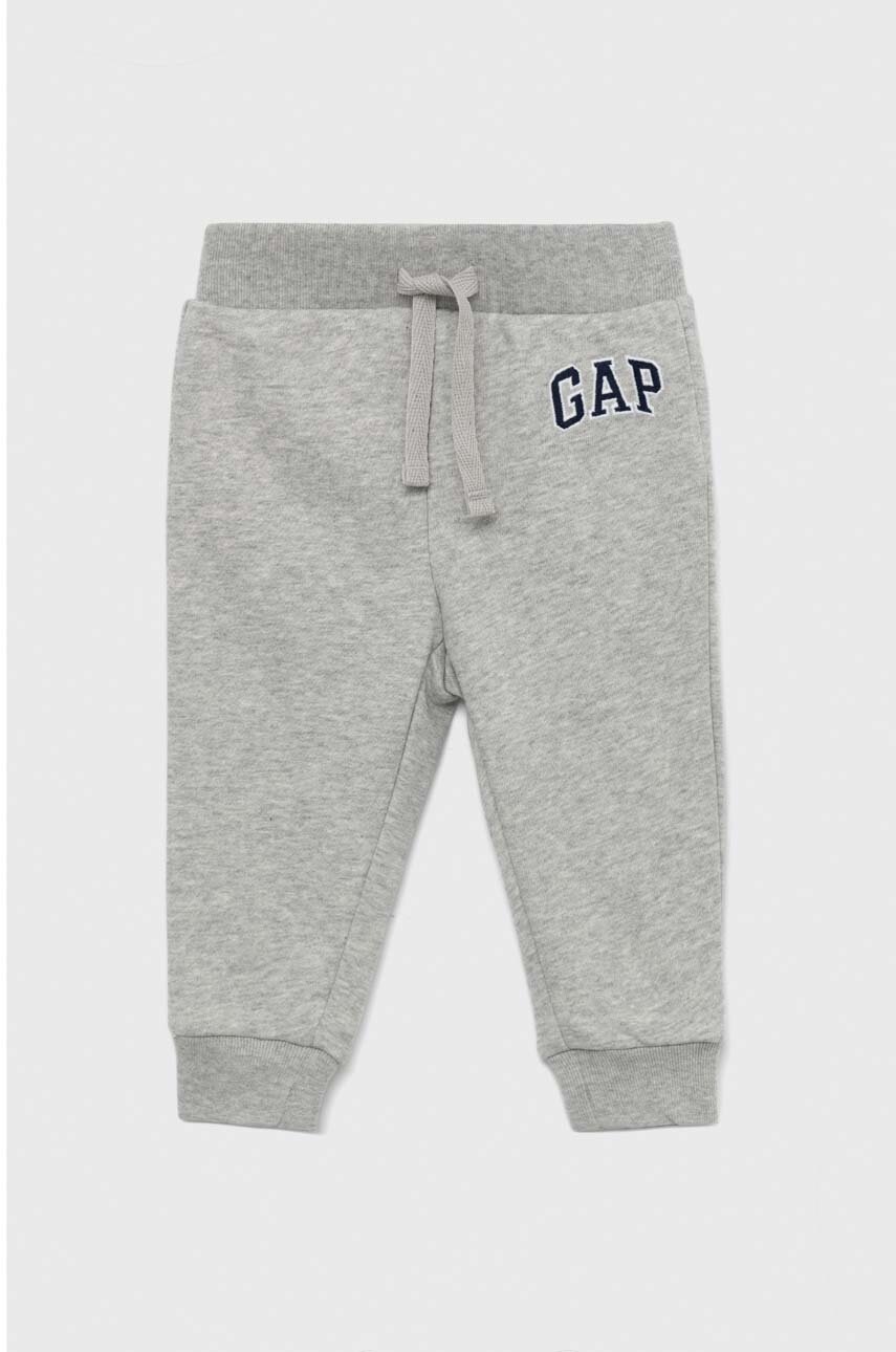 

Детски спортен панталон GAP в сиво с апликация, Сив