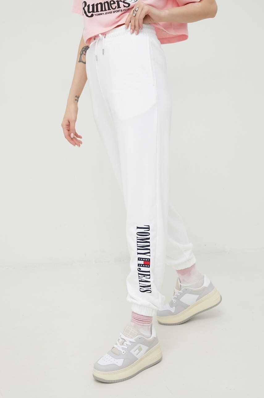 Tepláky Tommy Jeans dámské, bílá barva, s aplikací - bílá -  Hlavní materiál: 55 % Bavlna