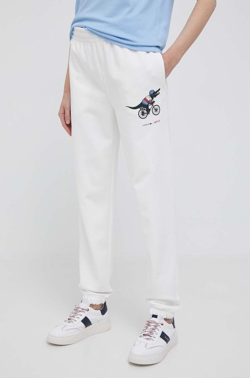 Lacoste pantaloni de trening din bumbac x Netflix culoarea alb, cu imprimeu alb