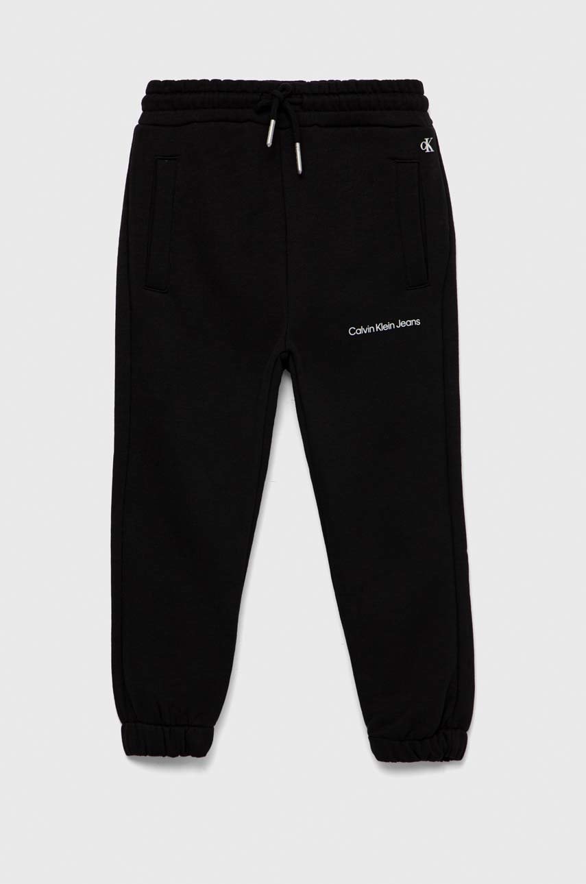

Детски спортен панталон Calvin Klein Jeans в черно с изчистен дизайн, Черен