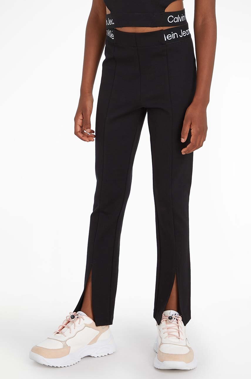 

Детски клин Calvin Klein Jeans в черно с изчистен дизайн, Черен