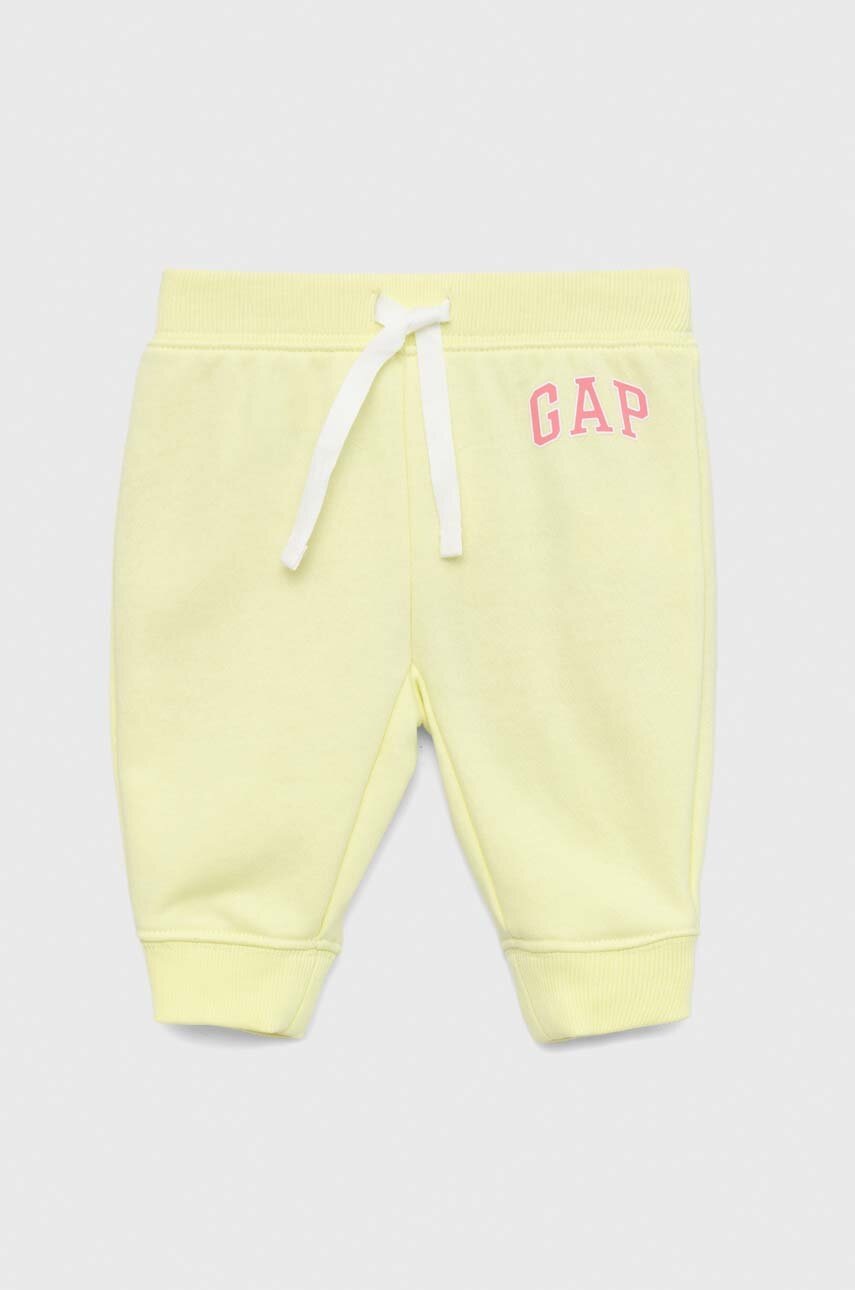 

Детски спортен панталон GAP в жълто с принт, Жълт