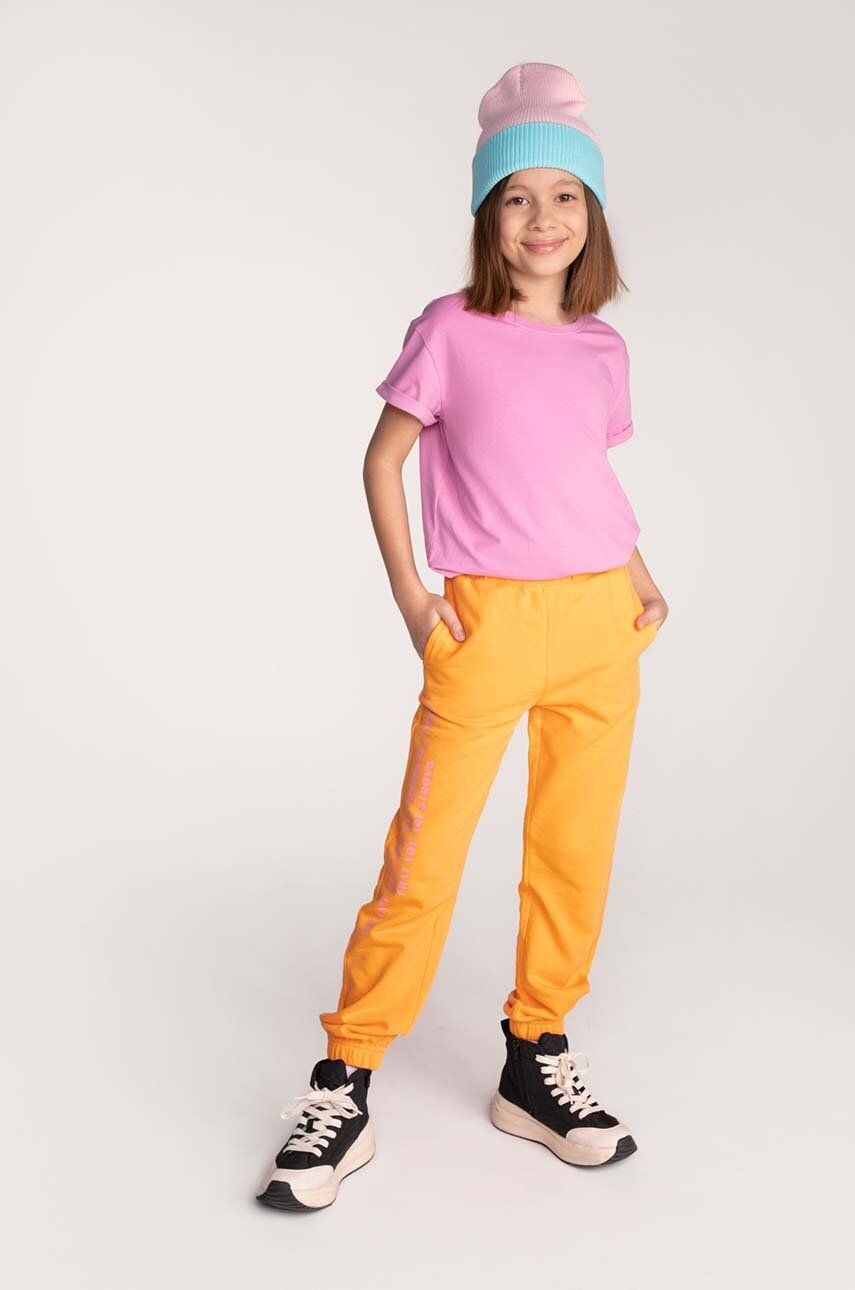 Coccodrillo pantaloni de trening din bumbac pentru copii culoarea portocaliu, cu imprimeu
