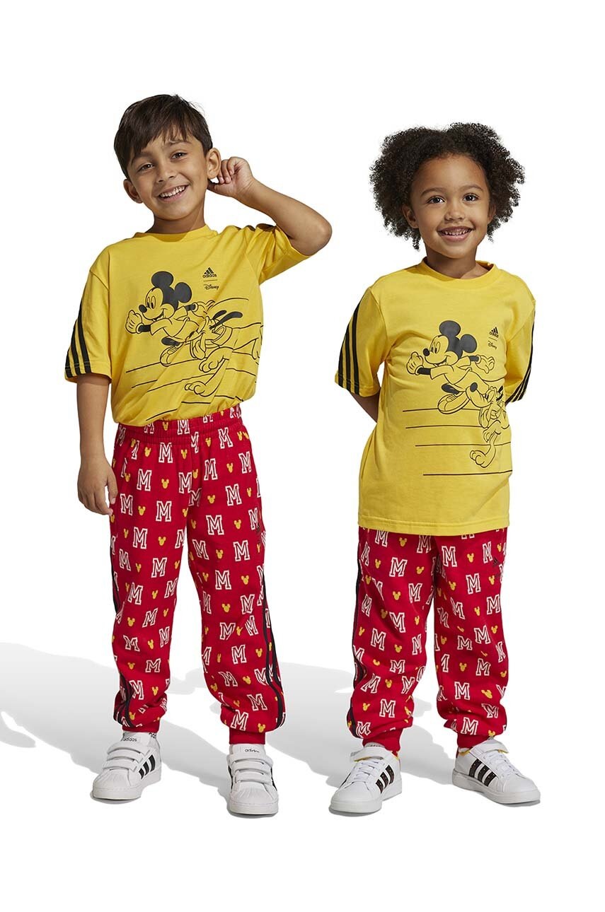 

Детские хлопковые штаны adidas x Disney цвет красный с узором