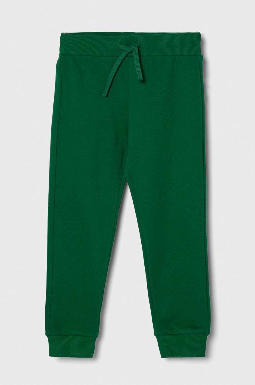 

Дитячі бавовняні штани United Colors of Benetton колір зелений однотонні