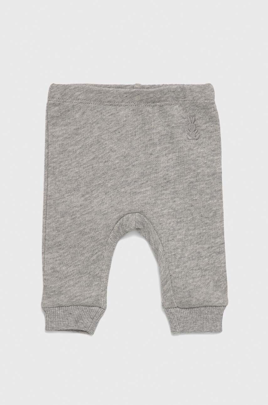 United Colors of Benetton pantaloni din bumbac pentru bebeluși culoarea gri, neted